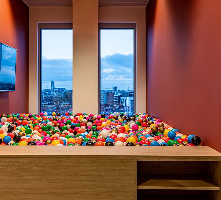 Ball pool with impact- and scratch resistant wooden panels with Master Oak Natural design